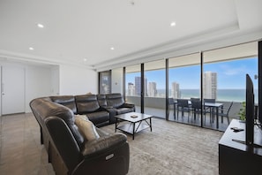 Departamento superior, 2 habitaciones | Decoración personalizada, muebles diferentes y escritorio 