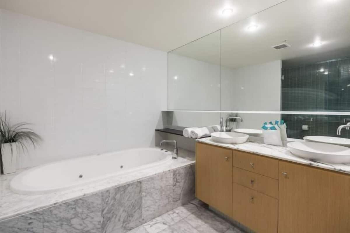 Bathroom | Separate tub and shower, free toiletries, hair dryer, towels