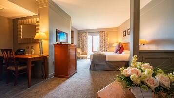 Junior Suite | In-room safe, desk, blackout curtains, soundproofing