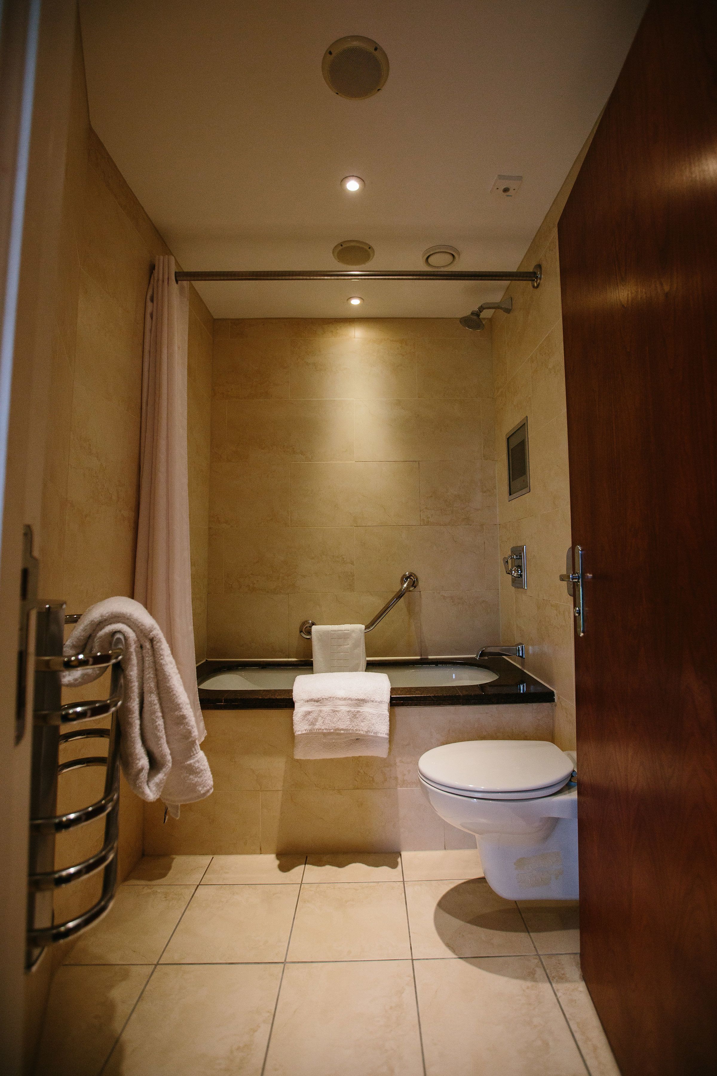 standard double or twin room | bathroom | combined shower/bathtub, free toiletries, hair dryer, towels