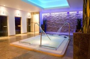 Inomhuspool och solstolar