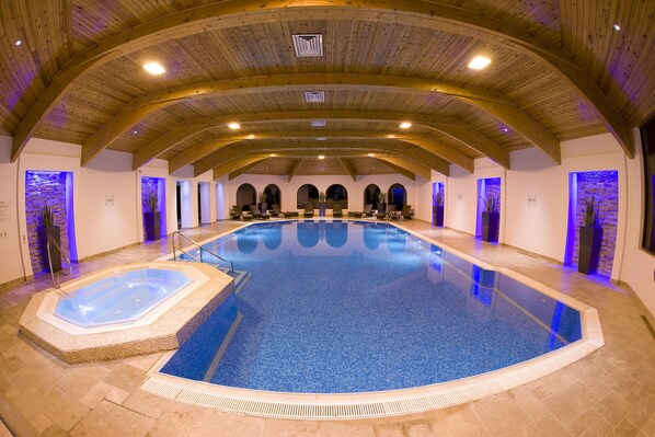 Indoor pool, sun loungers