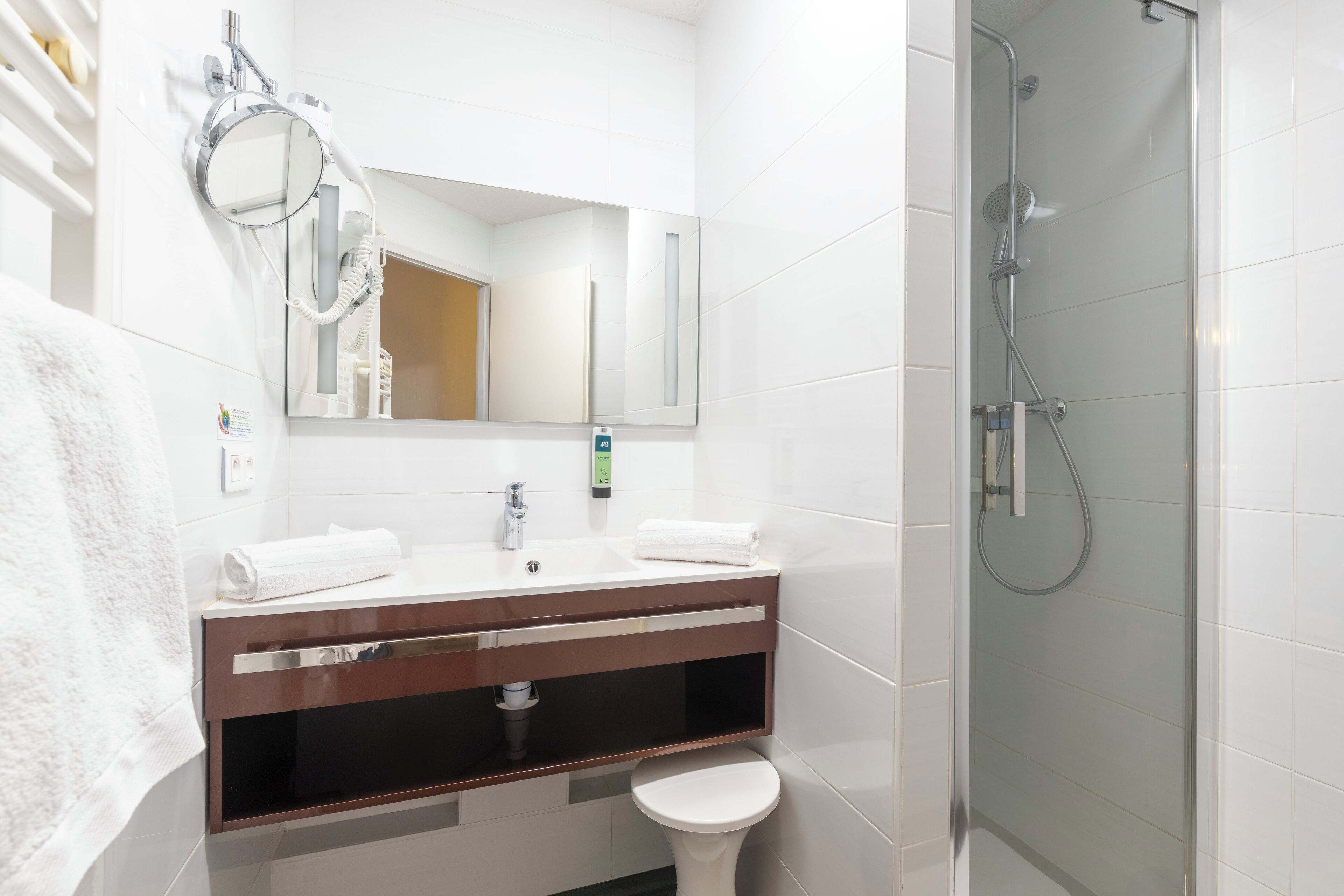 rainfall showerhead, hair dryer, towels