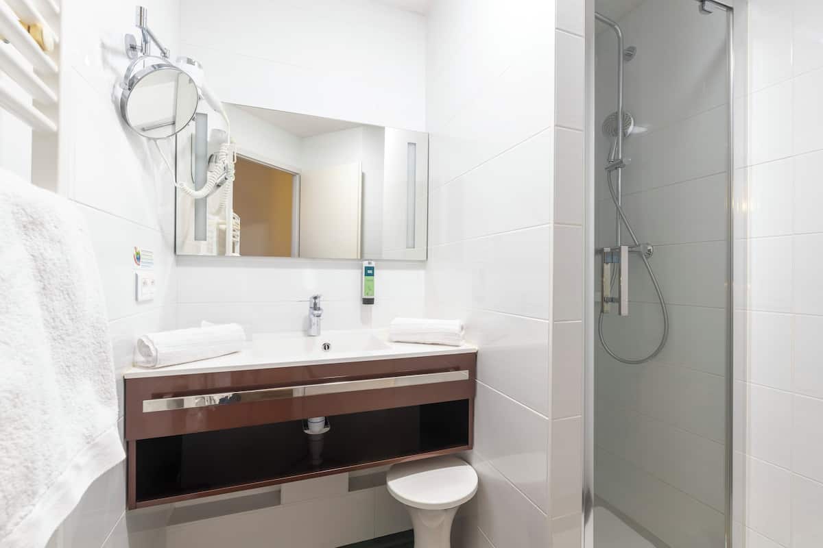 rainfall showerhead, hair dryer, towels