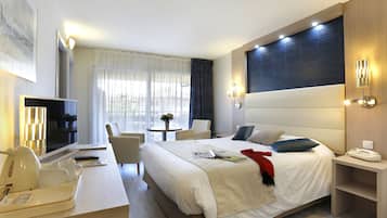 Habitación doble superior | Ropa de cama de alta calidad, minibar, caja fuerte