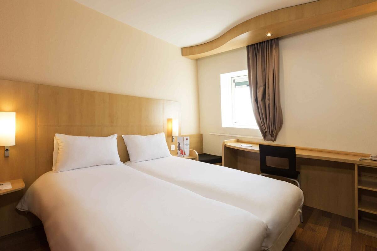 Ropa de cama de alta calidad y caja de seguridad en la habitación 