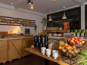 Petit déjeuner continental (12.90 EUR par personne)