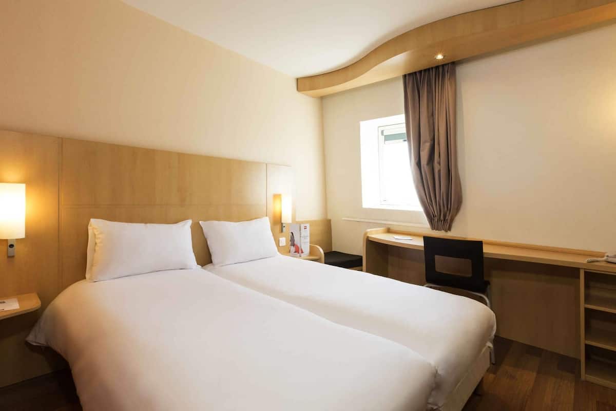 Quarto standard, 2 camas de solteiro | Roupas de cama premium, cofres nos quartos, escrivaninha