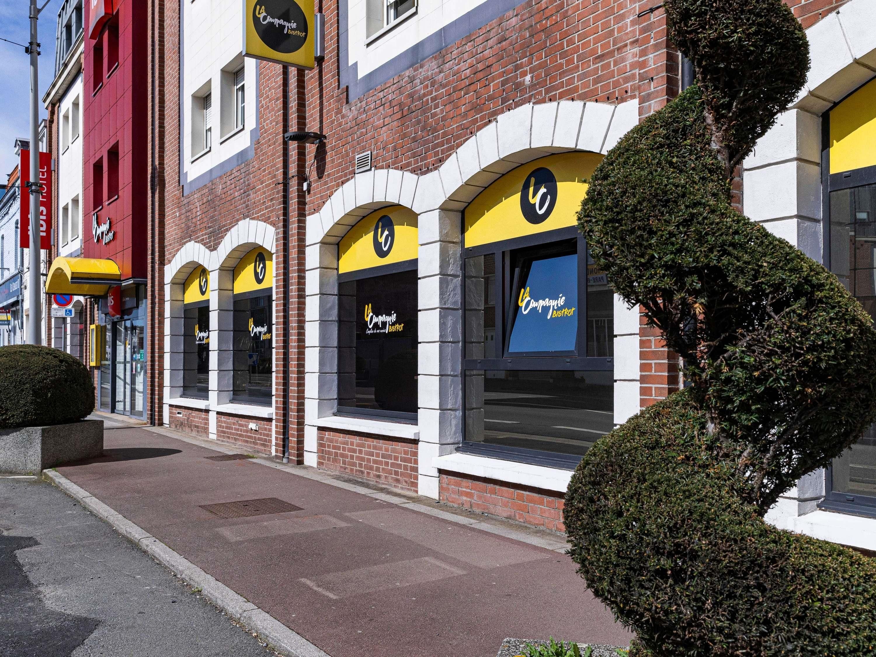 A building with multiple windows labeled "Compagnie Bistro."