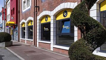 A building with multiple windows labeled "Compagnie Bistro."