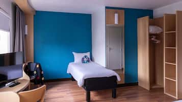 Habitación estándar, varias camas | Ropa de cama de alta calidad, caja fuerte, escritorio y cortinas opacas
