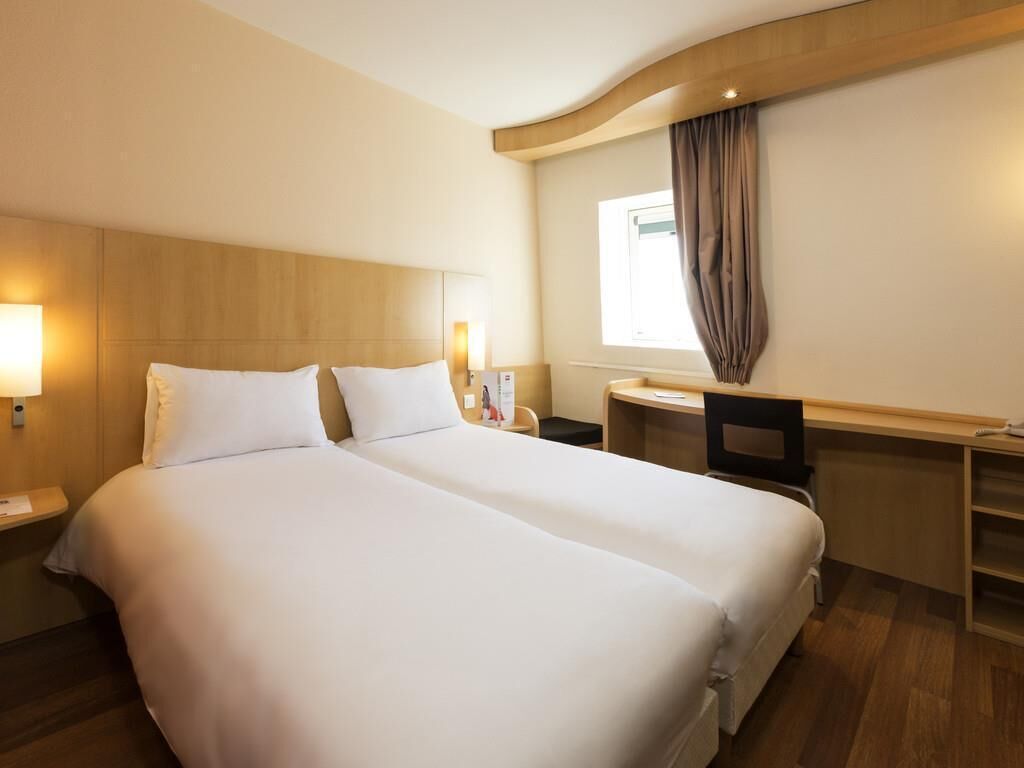 Ropa de cama de alta calidad y caja de seguridad en la habitación 