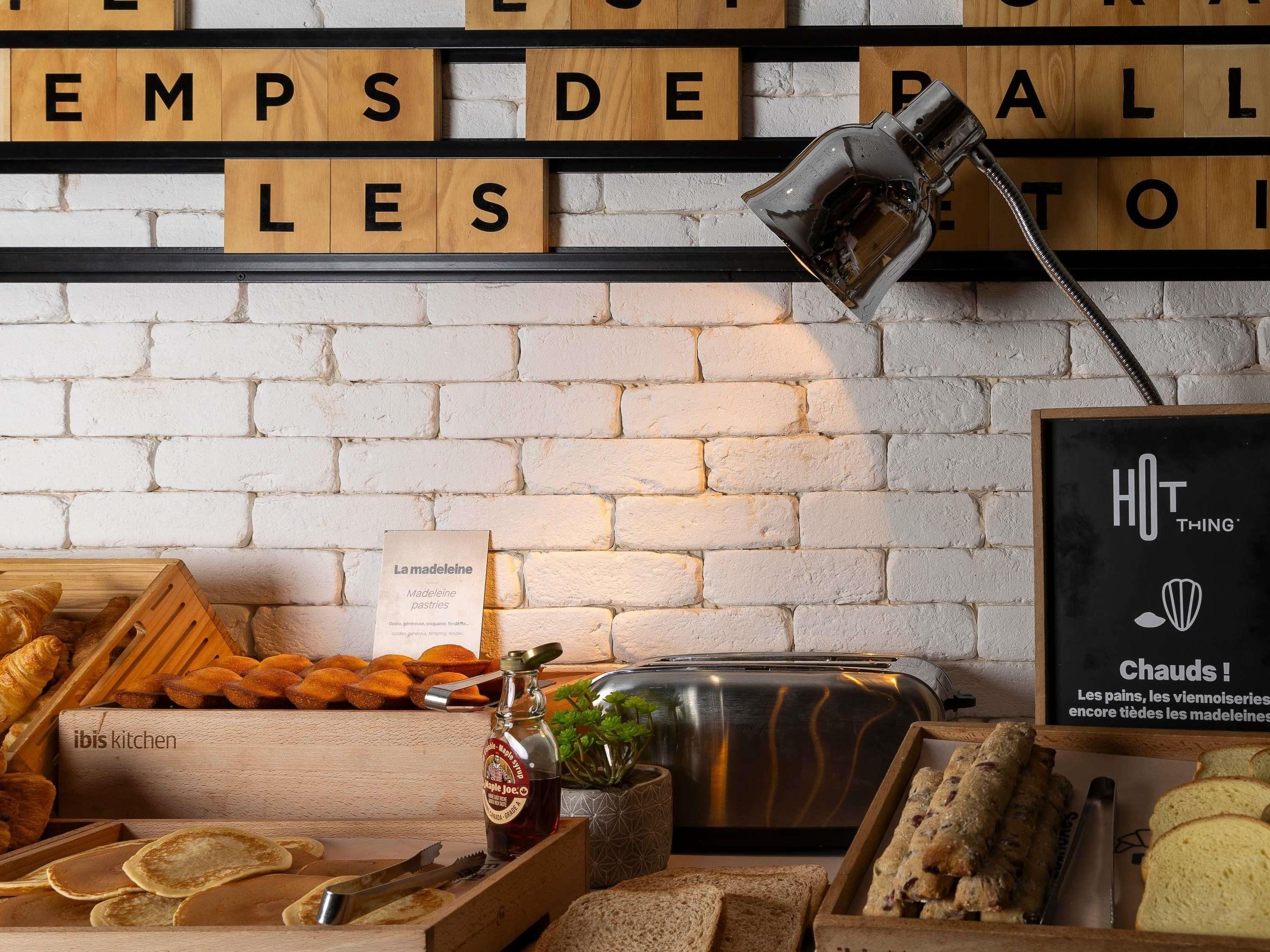 Un assortiment pour le petit-déjeuner comprenant du pain, des viennoiseries et un grille-pain.
