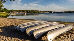 A calm lake with boats lined up on the shore. - Käringsund Resort & Conference (Eckero)