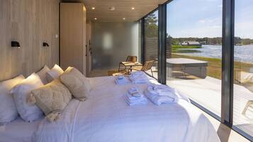 Exclusive Studio Suite, 1 Queen Bed, Ocean View | Free WiFi, bed sheets