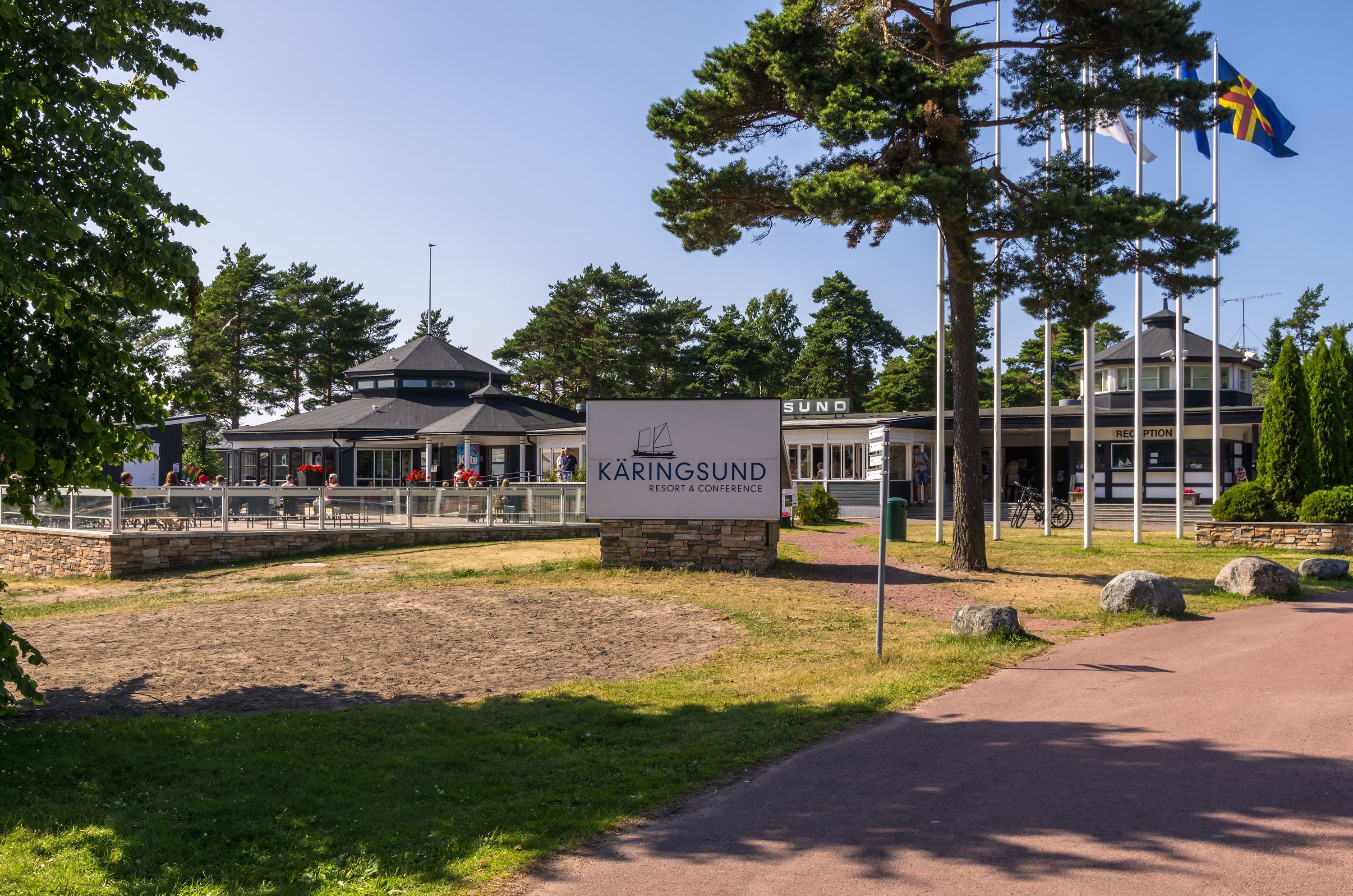 Señal para KÄRINGSUND RESORT & CONFERENCE con una zona de recepción y un edificio al fondo.