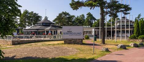 Señal para KÄRINGSUND RESORT & CONFERENCE con una zona de recepción y un edificio al fondo.
