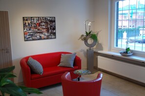 Coin salon dans le hall