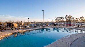 Seasonal outdoor pool - Best Western Dothan Inn & Suites (Dothan)