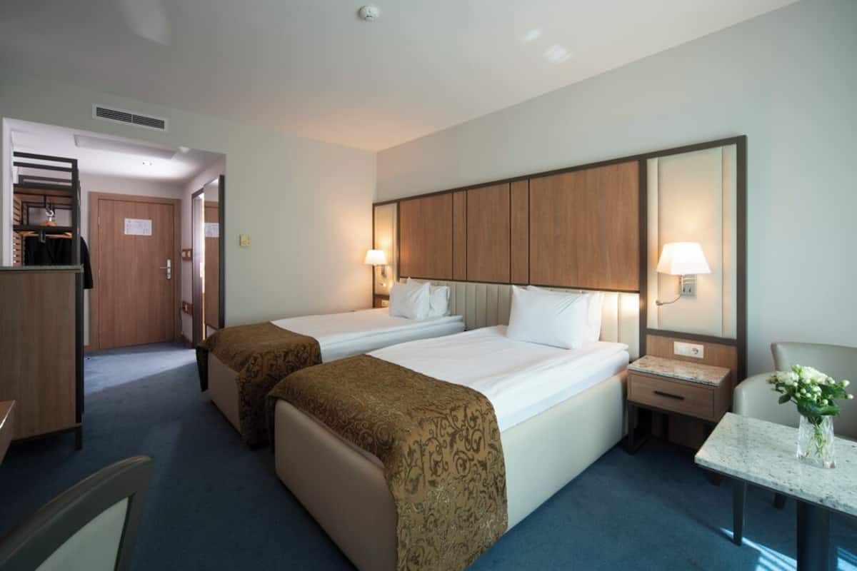 Deluxe Twin Room | Peti besi dalam bilik, meja, ruang kerja komputer riba, kalis bunyi