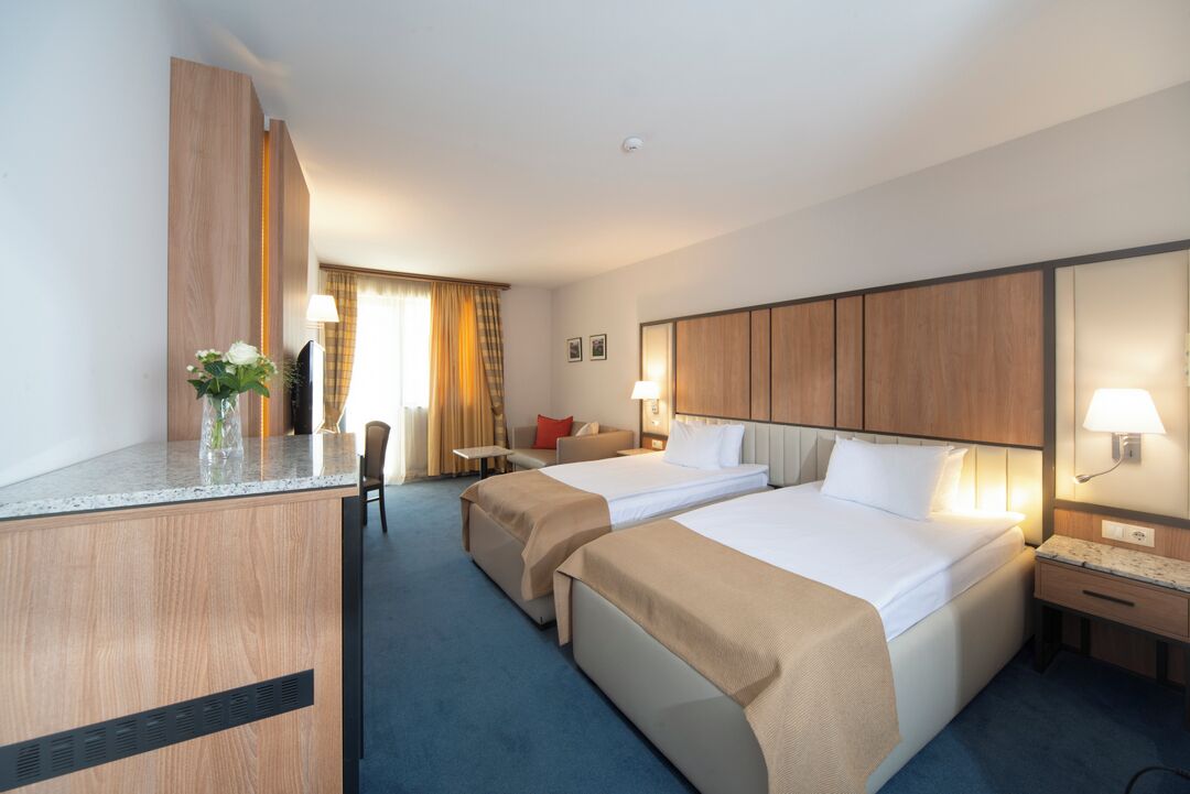 deluxe twin room | 1 bedroom, in-room safe, desk, laptop workspace