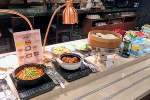 Daily buffet breakfast (JPY 1500 per person) - New Osaka Hotel (Osaka)