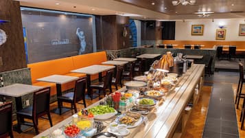 朝食 (ビュッフェ)、毎日提供 (1 名様 1500 JPY)