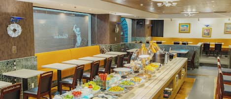 Daily buffet breakfast (JPY 1500 per person)