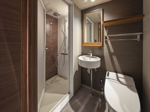 Combined shower/bathtub, deep-soaking bathtub, free toiletries - New Osaka Hotel (Osaka)