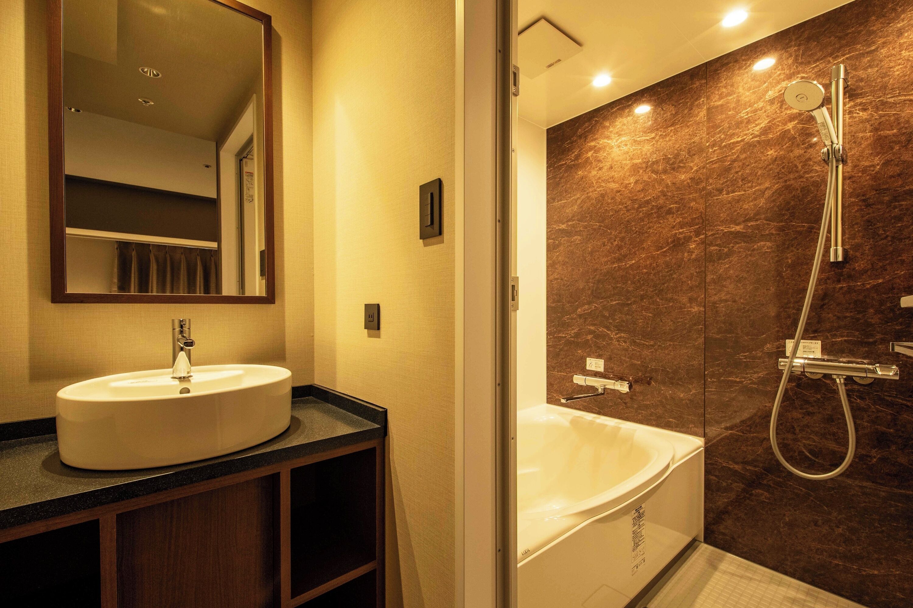 Chambre Deluxe avec lits jumeaux | Salle de bain | Ensemble douche/baignoire, baignoire relaxante profonde