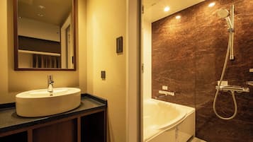 Deluxe Twin Room | Bathroom | Combined shower/tub, deep soaking tub, free toiletries, hair dryer