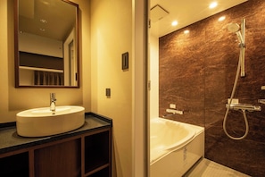 Deluxe Twin Room | Bathroom | Combined shower/tub, deep soaking tub, free toiletries, hair dryer - New Osaka Hotel (Osaka)