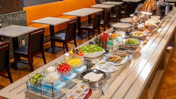 Daily buffet breakfast (JPY 1500 per person)