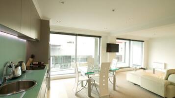 Fridge, microwave, stovetop, dishwasher