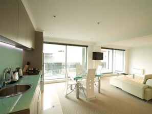 Frigorífic, microones, placa de cuina i rentaplats 