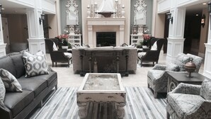 Un salon spacieux doté d’une cheminée, de sièges confortables et d’un décor élégant.