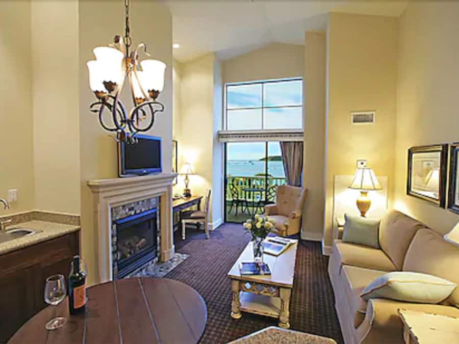 En 36-tommers Flatskjerm-TV med Parabol-TV samt TV og peis