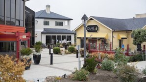 Un bâtiment sur lequel on peut lire l’inscription « CAFFÈ ».