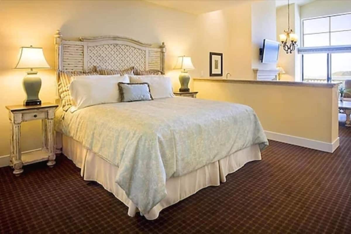 In-room safe, desk, WiFi (free), bed sheets