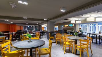 Tägliches Frühstücksbuffet (11.90 EUR pro Person)