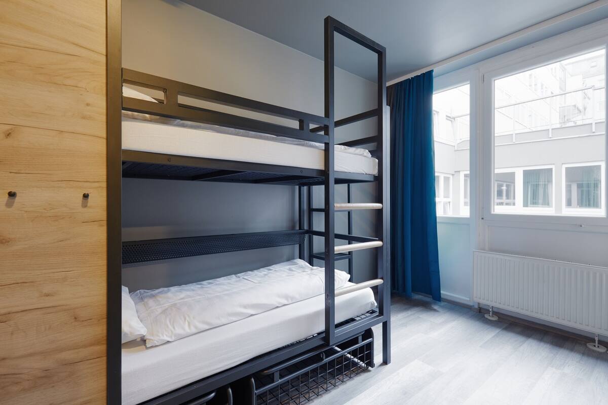 Bed in 4-Bed Dormitory | Caja fuerte, tabla de planchar con plancha, wifi gratis y ropa de cama