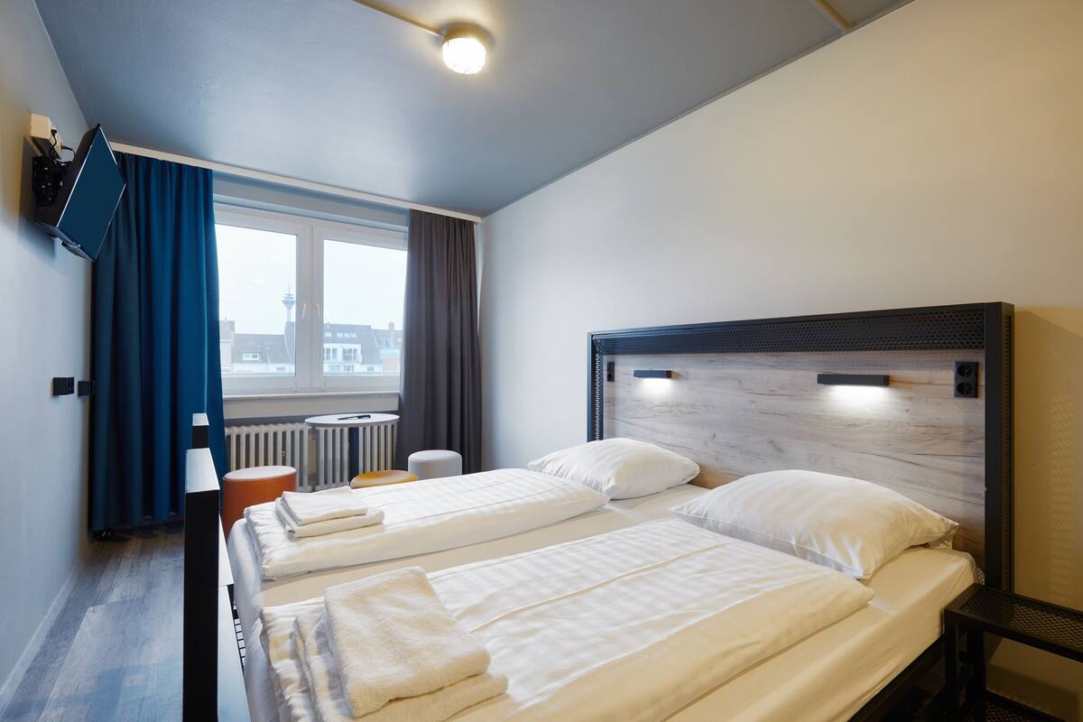 Twin Room for Single Use | Caja fuerte, tabla de planchar con plancha, wifi gratis y ropa de cama
