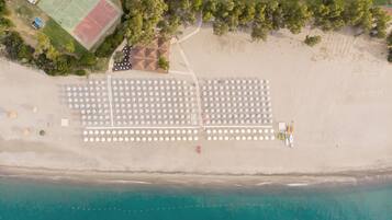 Privatstrand, LiegestĂŒhle, Sonnenschirme, StrandtĂŒcher