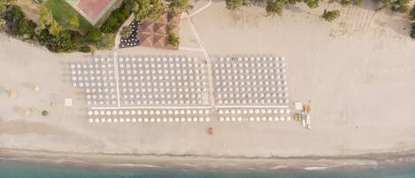 Plage privée, chaises longues, parasols, serviettes de plage