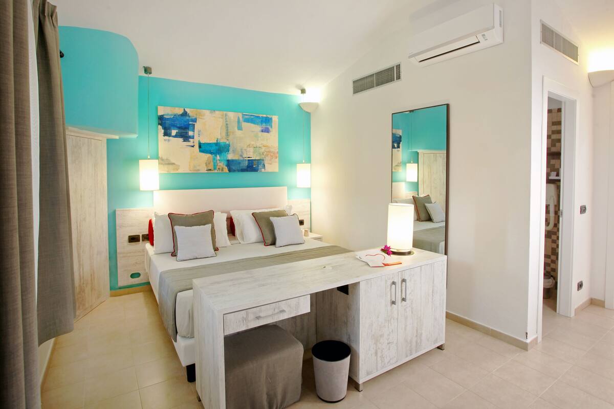 Minibar, in-room safe, bed sheets