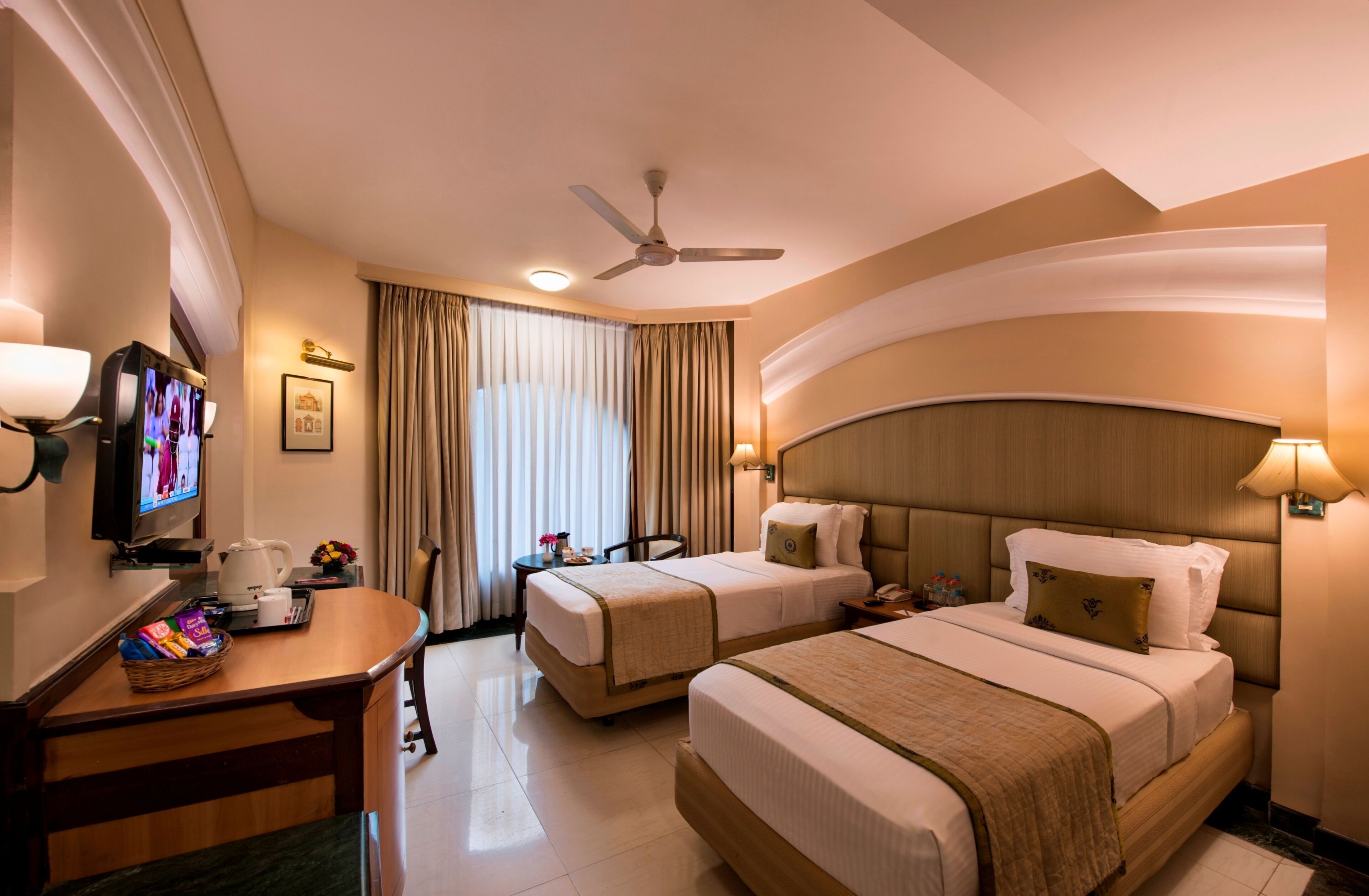 高档床上用品、迷你吧、办公桌、笔记本电脑工作区