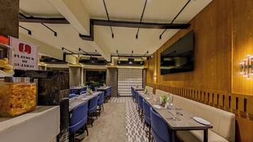 بوفيه فطور يوميًا بتكلفة قدرها (250 INR للشخص)