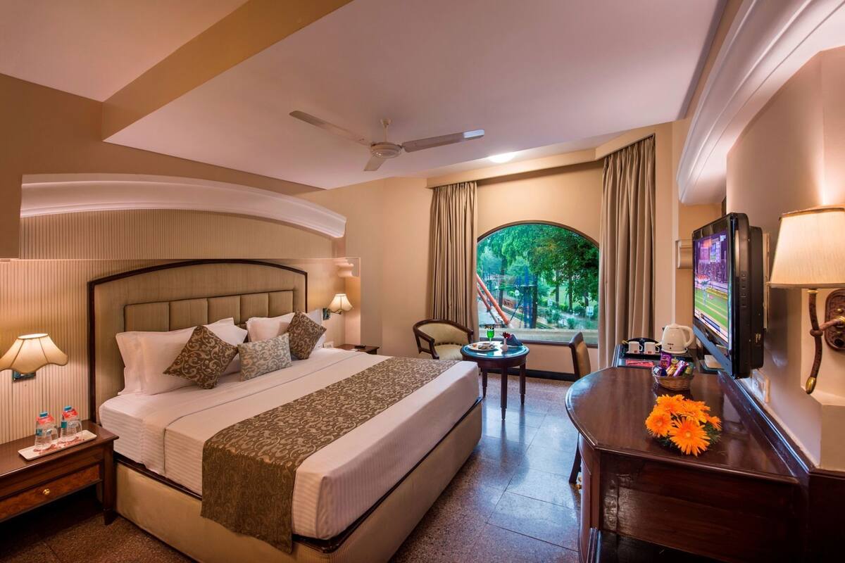 高档床上用品、迷你吧、办公桌、笔记本电脑工作区