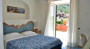 Hochwertige Bettwaren, Minibar, Zimmersafe, Schreibtisch