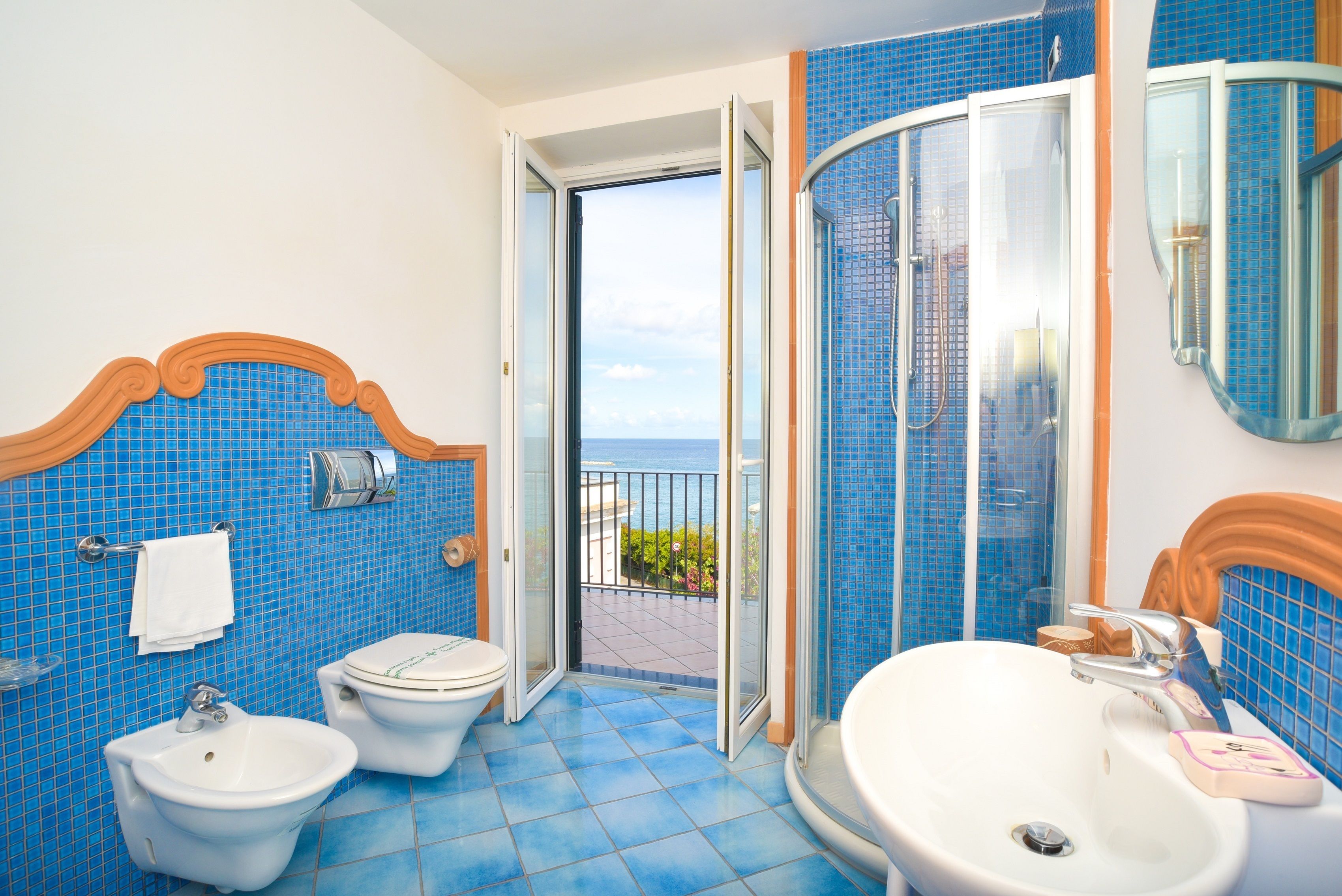 Quarto casal luxo, vista para o mar, no andar executivo | Banheiro | Chuveiro, produtos de toalete grátis, secador de cabelo 